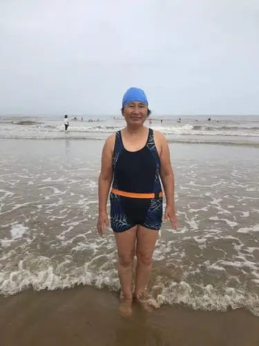 在日照游泳看剧海边漫步