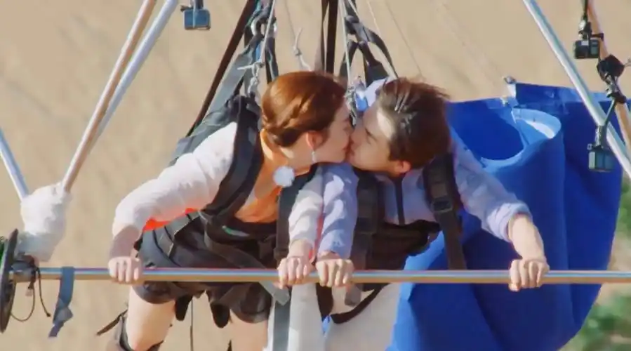 张雨绮李柄熹坐滑翔伞跨河之吻超浪漫逞强抓鸡被吓到飞起