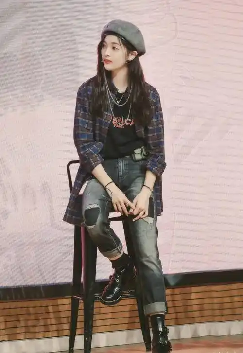 吴宣仪写真照曝光,穿牛仔拼接纱裙大秀美腿,配白t变清新少女