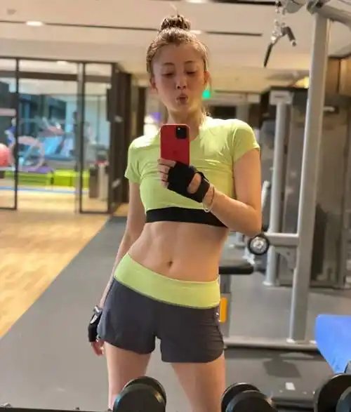 有些中年女星说不出哪里好,但就是谁也替代不了,个个气质十足_余男