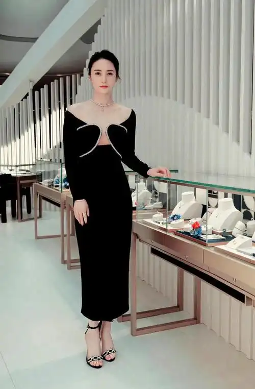 蒋勤勤出席活动,穿一条黑色露肩长裙,温柔优雅美得出众!