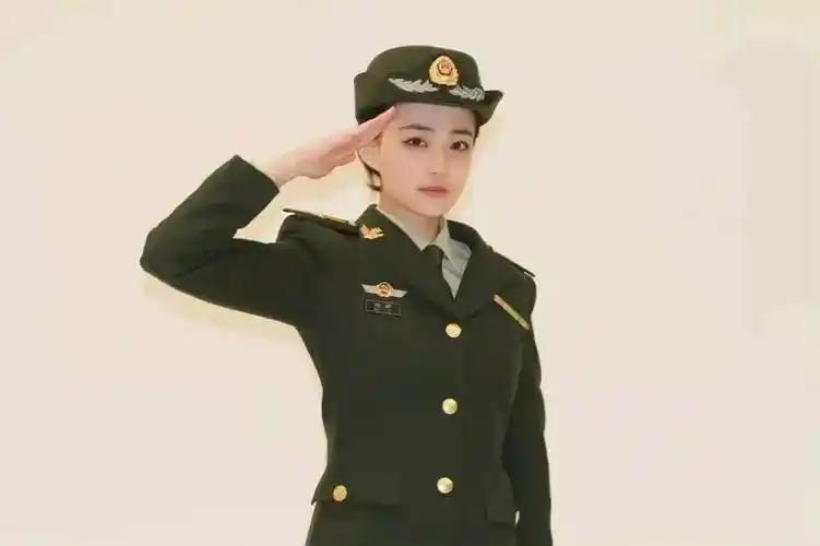 沈腾杨洋撞衫,不过是军艺校草间的一些默契罢了_殷桃_军装_审美