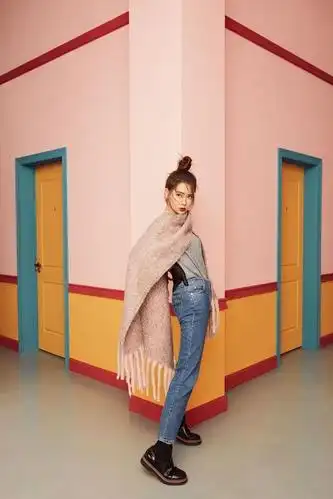 李承铉亲手为女儿扎辫子,lucky参加活动台风稳健,表情超萌