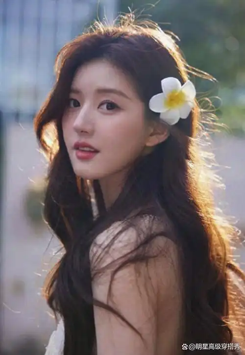 赵露思戴着鸡蛋花展现白皙美背,肌肤细腻妩媚,令人心动不已!