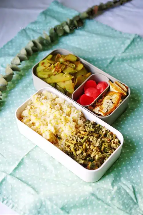 午餐便当,糙米饭,香椿炒鸡蛋,虾仁佛手瓜,孜然煎豆腐,渍樱桃萝卜.