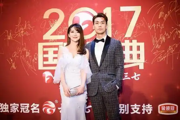 陈紫函与小10岁老公同台秀恩爱穿白裙大秀事业线这身材真惊了