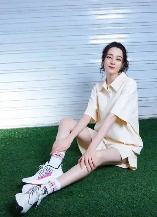 迪丽热巴运动风造型元气活力美腿修长皮肤白皙