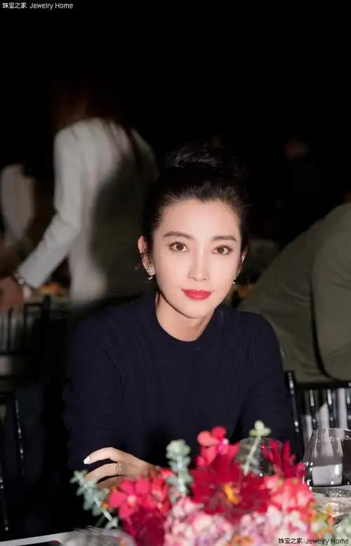 著名演员李冰冰相伴chaumet珠宝作品出席活动