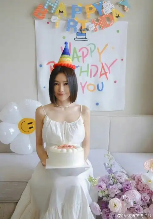 秦岚抱花花和花花合照