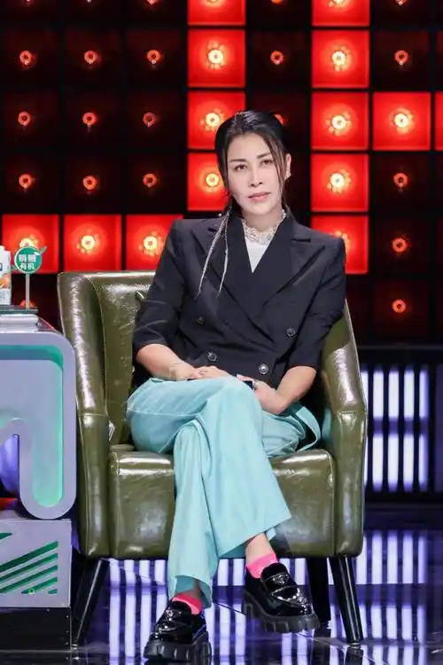 "那英"的机场穿搭不认老,穿羊羔毛卫衣配牛仔裤,时髦又减龄