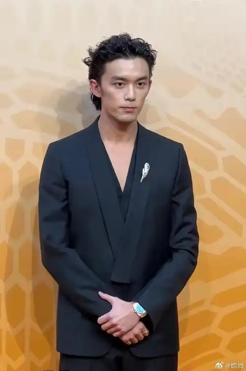 吴磊近照被骂太丑了!网友:长卷发太油腻,脸瘦得都凹下去了