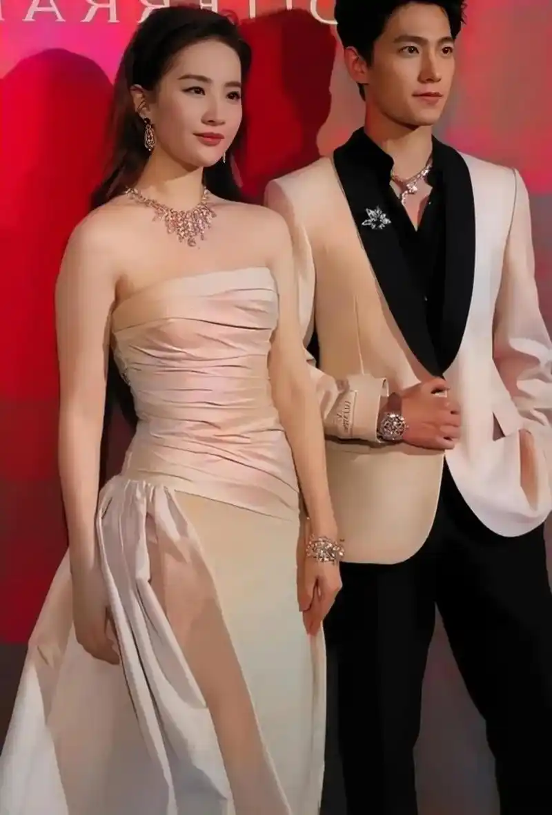 修补记忆碎片 杨洋刘亦菲威尼斯同框[给你小心心][给你小心心][给你