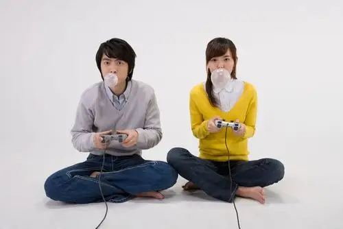 两个吹泡泡糖打游戏学生高清图片