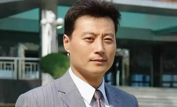 的男儿气质吸引了很多观众,像《亮剑》中的李云龙,《战狼》中的吴京