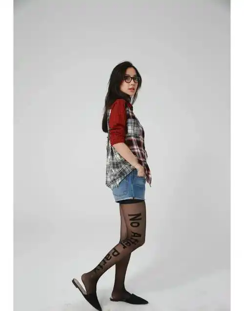 杨颖身穿牛仔短裤黑丝袜,时尚又性感_黑色_造型_紧身