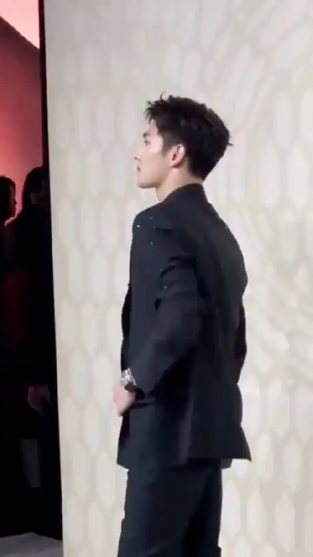 杨洋拄拐酒店会友