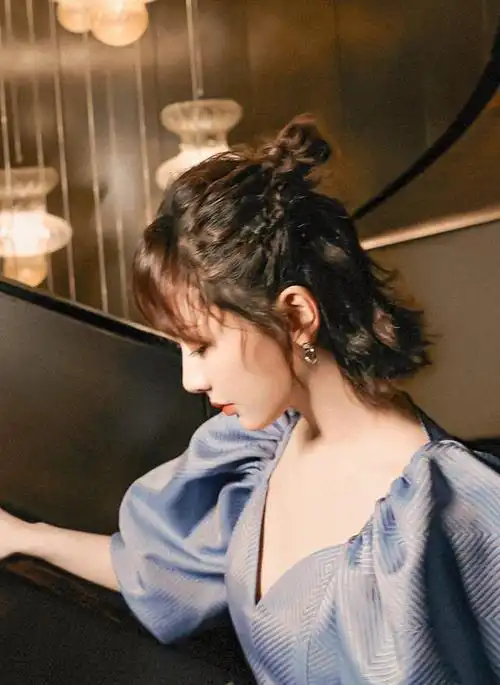 杨紫侧颜绝美最新美照好元气蓝色提花廓形裙营造在逃公主氛围