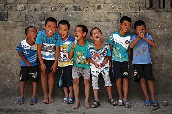 一群,人群,淳朴,夏天,短裤,高兴,开心,健康的,小伙伴,朋友,凉鞋,赤脚