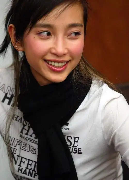 从照片上来看,李冰冰应该是没有穿文胸的,如果她这么做的话,很有可能