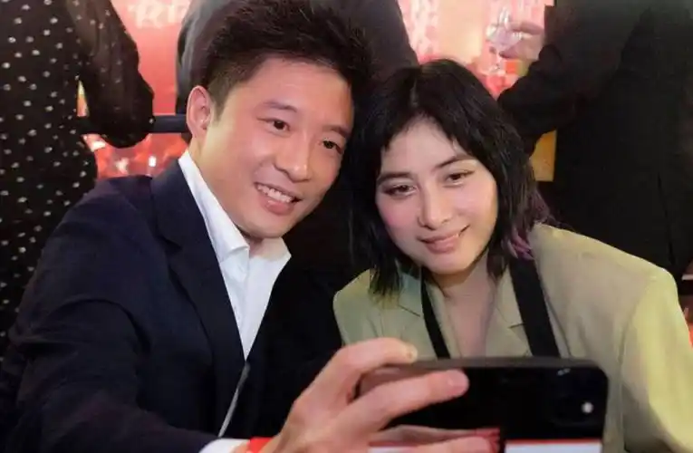 霍启山出席何鸿燊家族活动,与赌王子女打成一片,高大帅气受欢迎