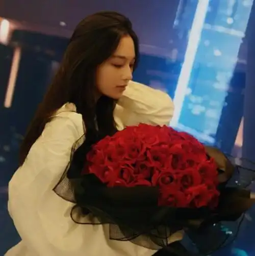 回顾:嫁给"军三代"何捷,生下一个女儿,张馨予的生活幸福吗?