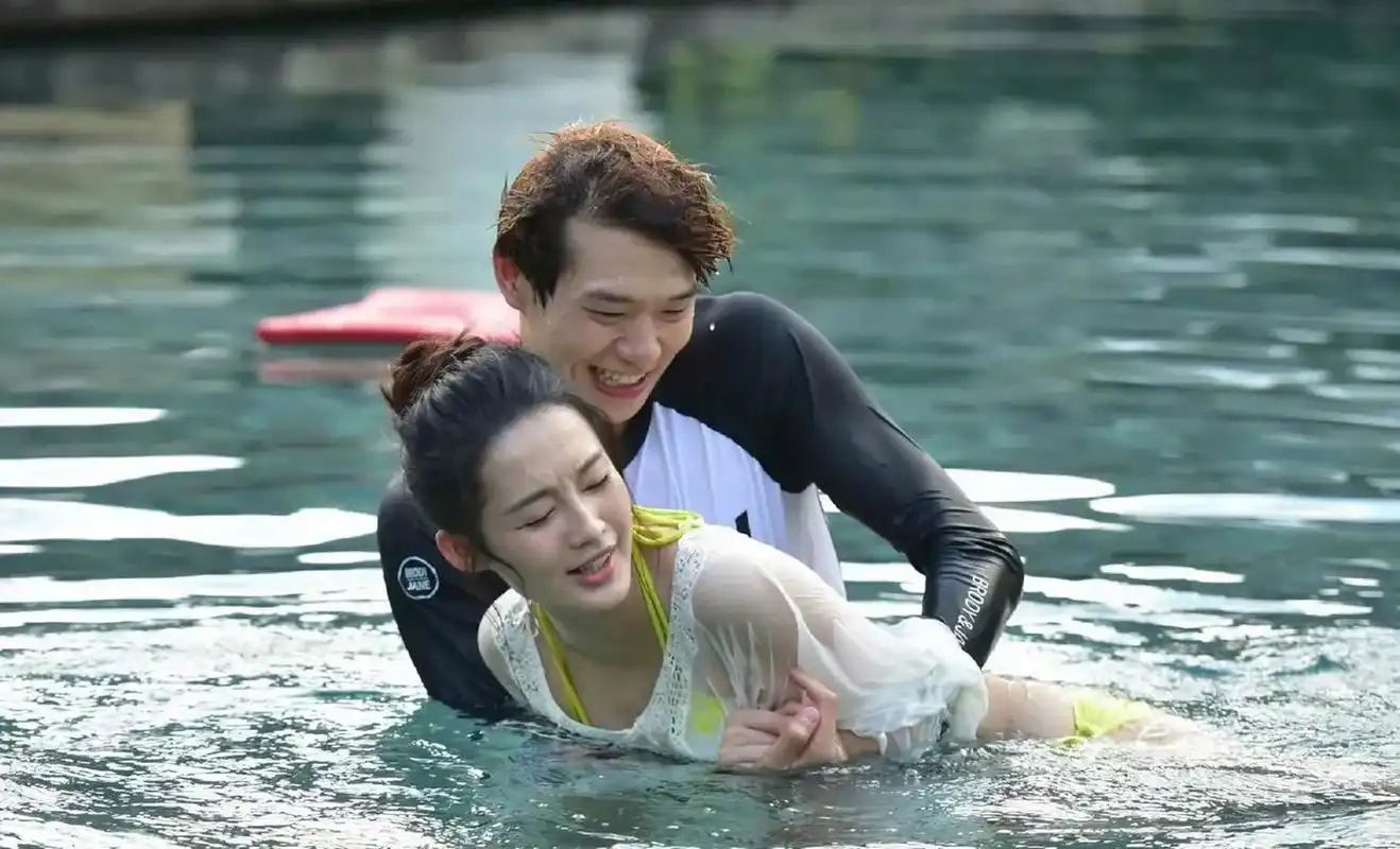 图是李沁魏大勋《我们相爱吧》综艺剧照,原图无p[震惊]  第一张图泳裤