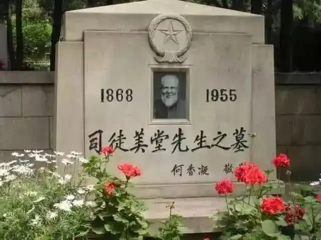 他是中国黑帮大佬,曾雇美国总统做小弟,死后还安葬八宝山