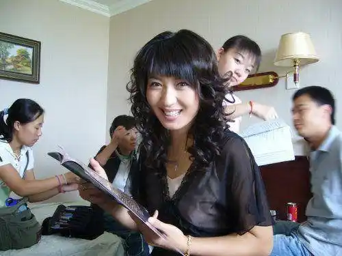 虽然闫学晶很少谈论生活,但后来发现丈夫是刘老根舞台的老板--林越.