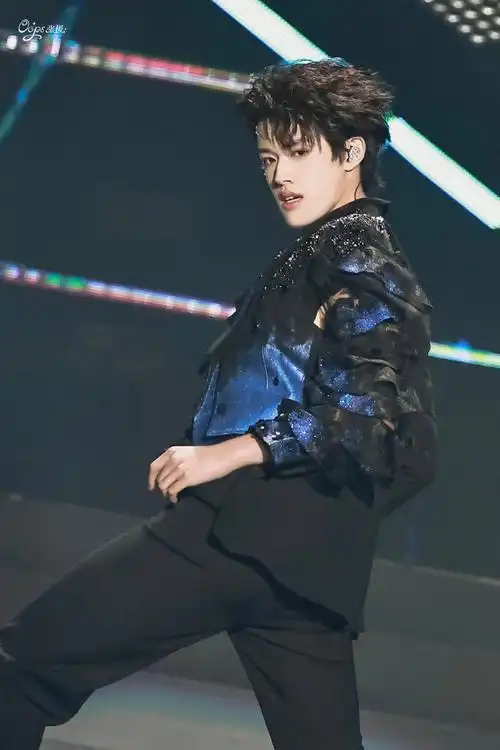 张极超话92#张极 绝对实力c位出道#    bite m