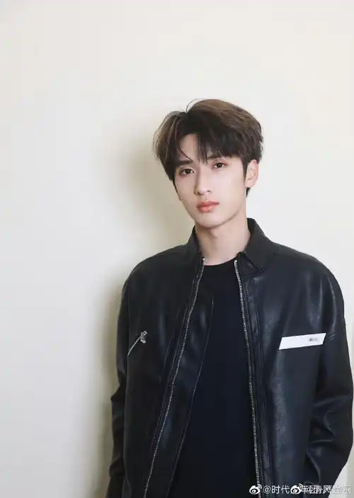 严浩翔黑色皮衣随拍##严浩翔说他真不热