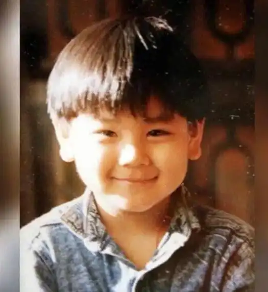 彭于晏生日感谢妈妈 好友余文乐晒其童年照贺寿(图)