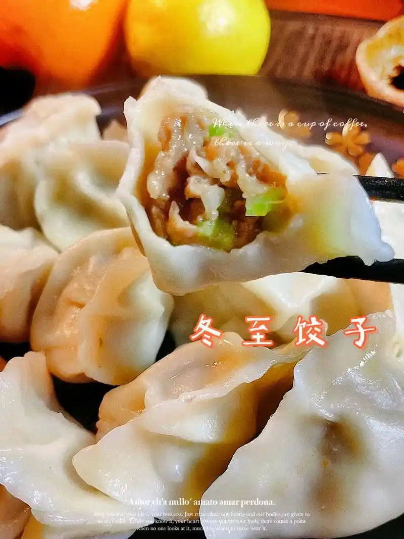 猪肉芹菜馅饺子,粘上醋汁,根本停不下来.一个人吃饭也要精致起 - 抖音