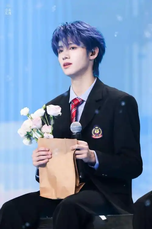 朱志鑫戴唇环##朱志鑫蓝发##朱志鑫[超话]