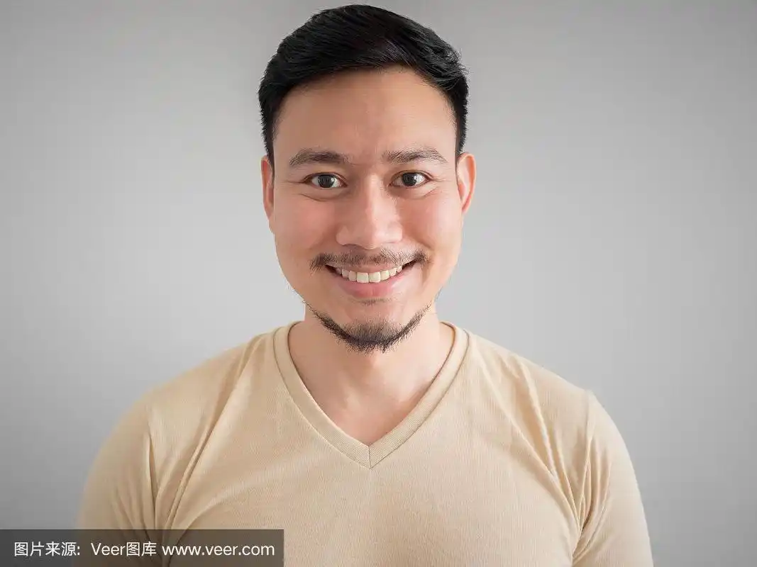 快乐亚洲男人的大头照.