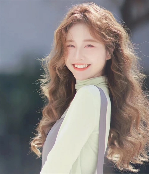 法式木马卷比单调的直发多了一些活力和俏皮感,慵懒