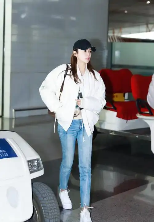 女明星现身机场,学院风毛衣搭棒球外套,基础款很是时尚