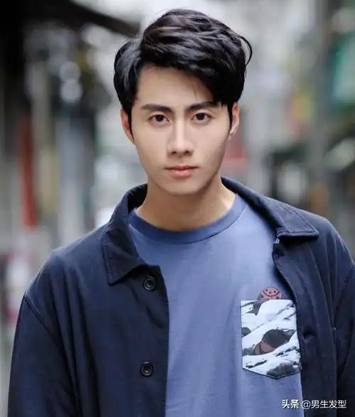 男生剪"偏分"发型太帅了,完美修饰脸型,气质率性又时尚