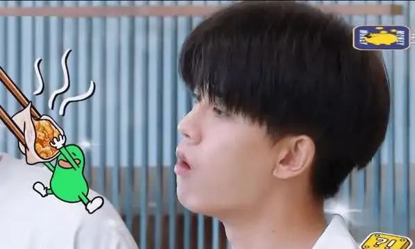 任嘉伦综艺再现黑白睡衣,不做造型却少年感十足,素颜状态像18岁_节目