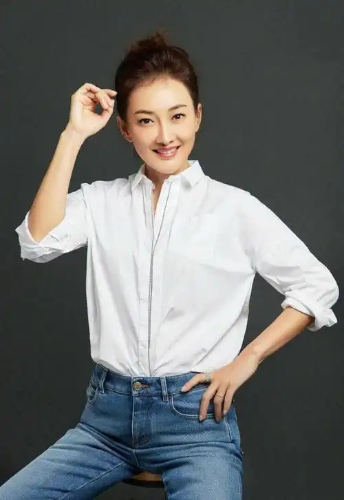 牛莉喜欢给穿搭做减法白衬衫配牛仔裤简约高级气质惹人羡