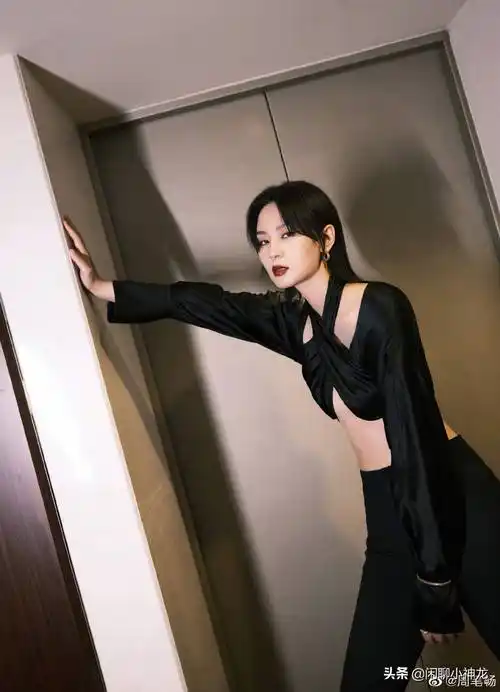 原创周笔畅大走时尚风从超女到浪姐比杨幂还敢穿可惜生图不扛打