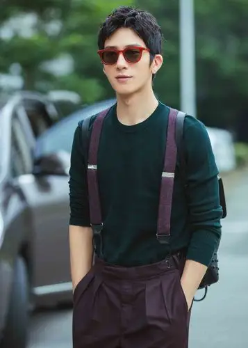 井柏然最新写真曝光 短发背带裤演绎清新少年范儿