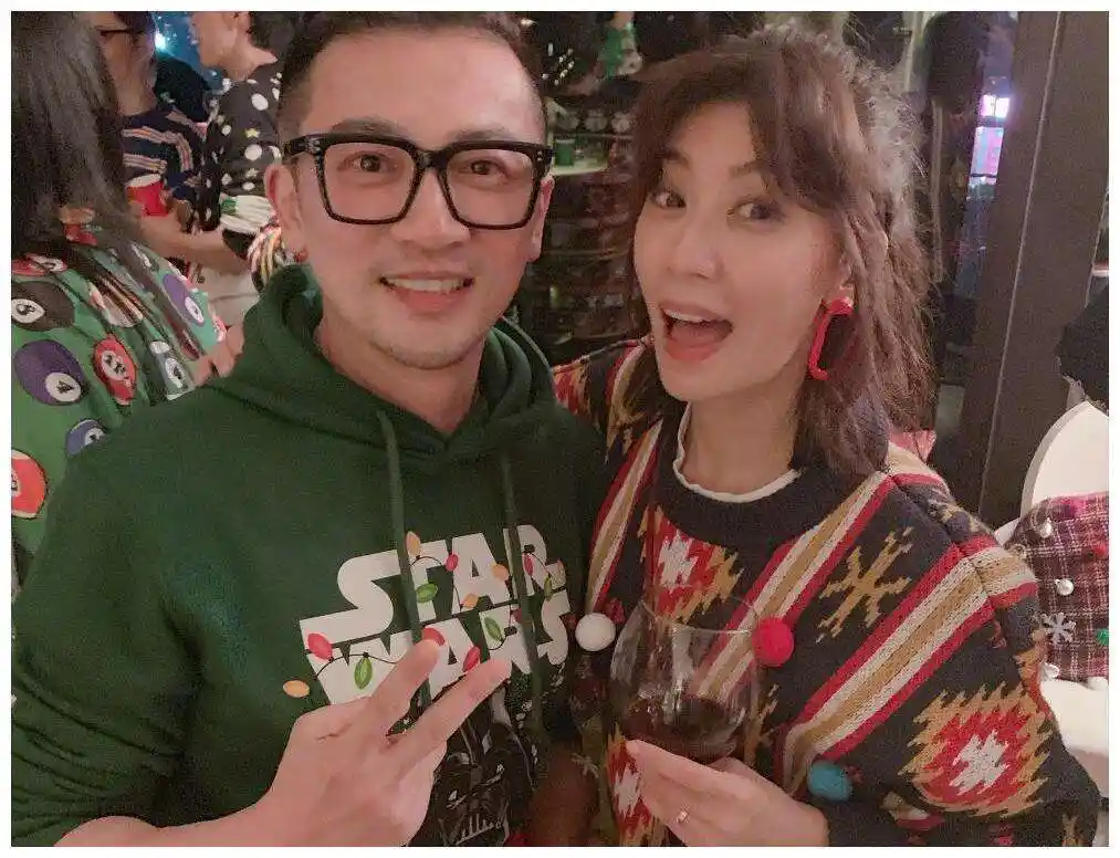 45岁苏有朋与44岁贾静雯相聚,15年后上演"回忆杀",仿佛没有变