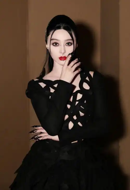 范冰冰巴黎新照彻底变大胆!