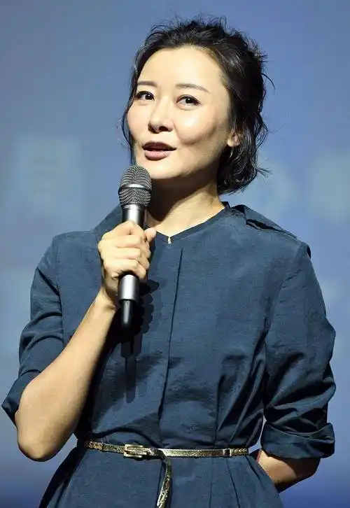 真正优雅的女人淡妆也很美,柯蓝不怎么打扮自己,但依旧有韵味_裙装