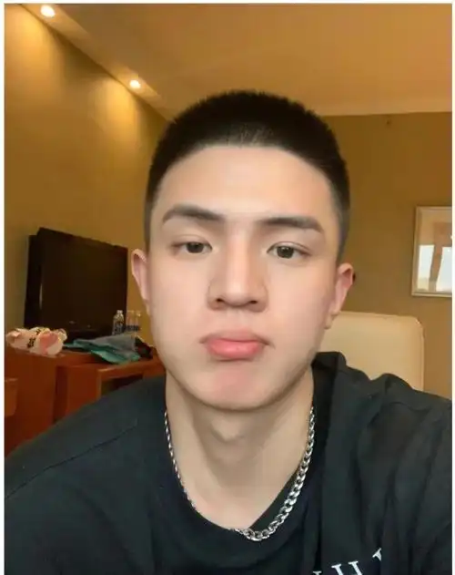 今夏爆火男士发型16款(男士圆脸适合的短发图片)