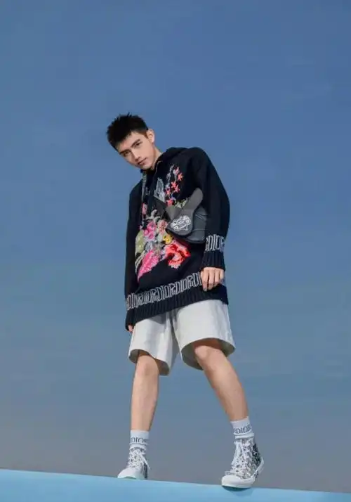 陈飞宇别再穿短裤了!看他露出的小腿,女生都自愧不如