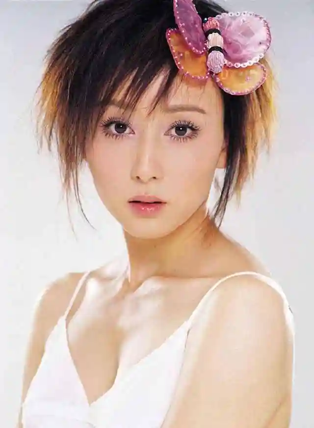 张静初,1980年2月2日出生于福建永安,中国内地影视女演员,毕业于中央