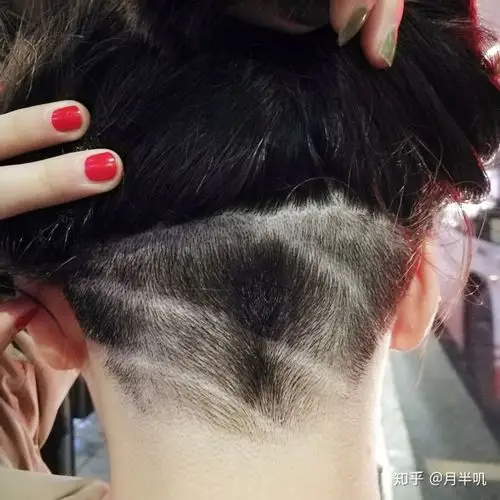 女生长发两边掏空后面刮图是什么体验?