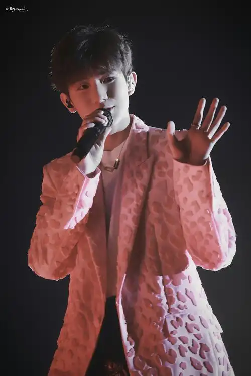 王源粉色西装,穿在你身上更加的浪漫