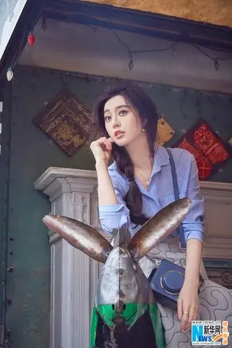 范冰冰着衬衫白裙出游 笑容灿烂开启萌属性